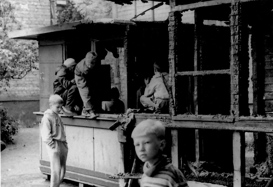 Очередная торговая палатка сожжена ночью в Дубне. Середина 1990-ых. Фото из личного архива автора.