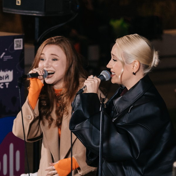     Клава Кока выступила в Москве с уличным музыкантом