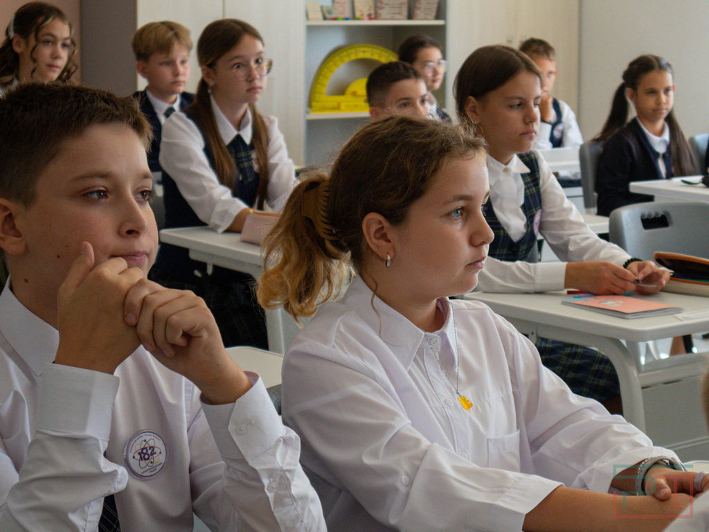 Первый месяц-два дети тоже настороженно относятся к новому учителю. Фото Юлии Бидун, «РТ»