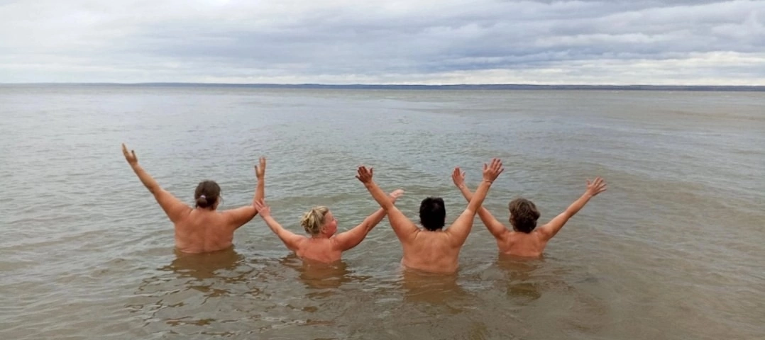 Активные женщины бальзаковского возраста закрывают купальный сезон на Кий острове 29 сентября этого года