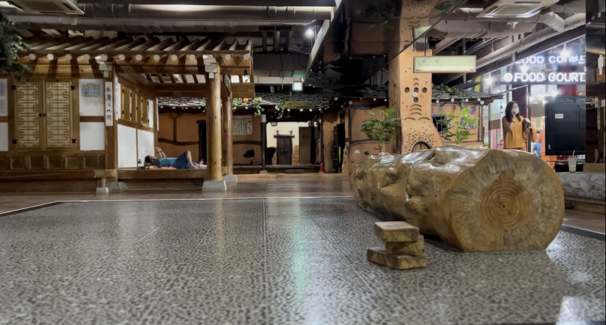 Общий зал в сауне 찜질방 ( тут ходят все одетые)