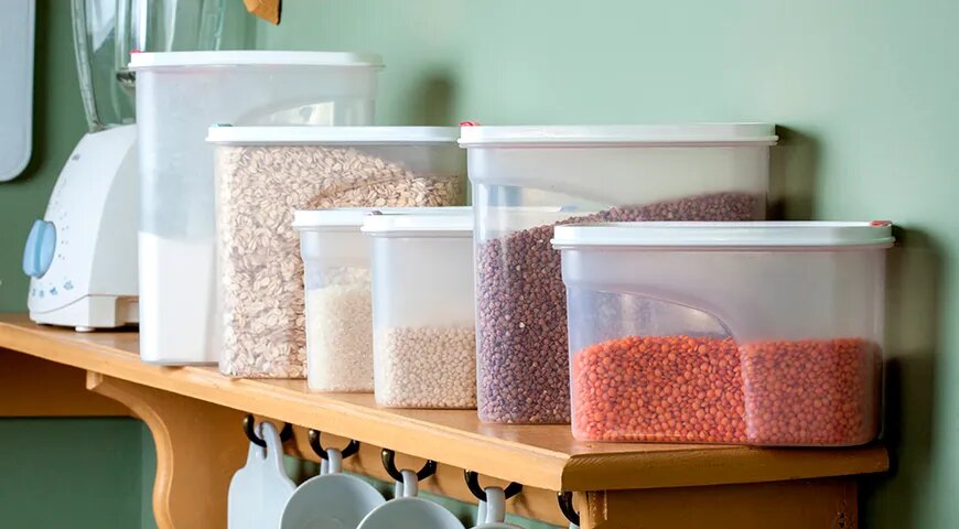   Для хранения крупы нужно выбрать сухое темное место и подходящую тару (Shutterstock/FOTODOM)