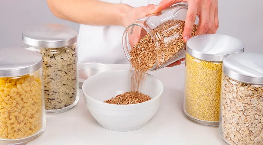   Если в крупе завелись насекомые, ее нужно срочно выбросить, а контейнеры и кухонную мебель тщательно помыть (Shutterstock/FOTODOM)