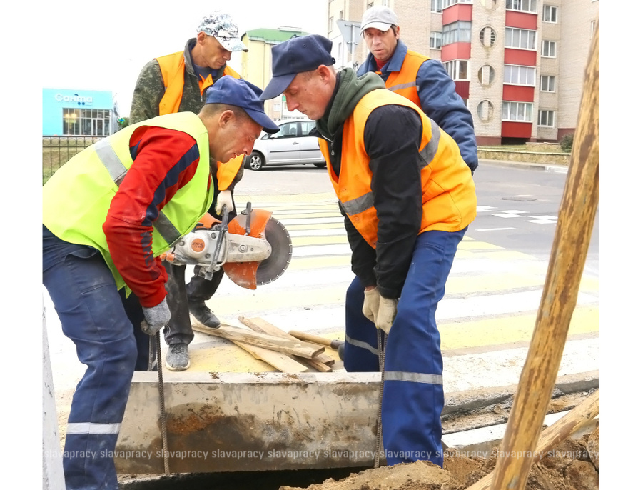     В Копыле "уменьшают" бордюры, укрепляют стену