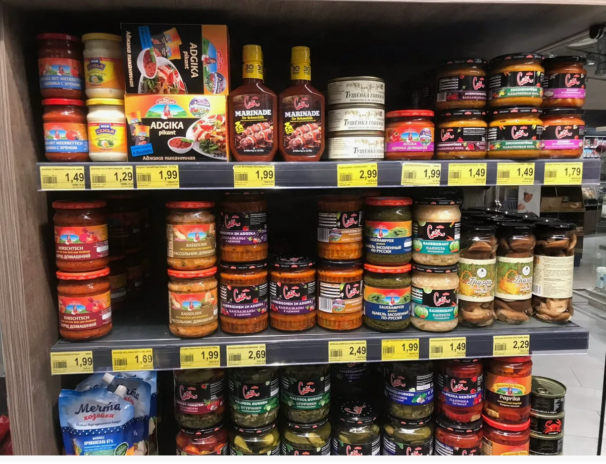 Ассортимент продуктового магазина , в котором представлены продукты ТМ «Довгань»