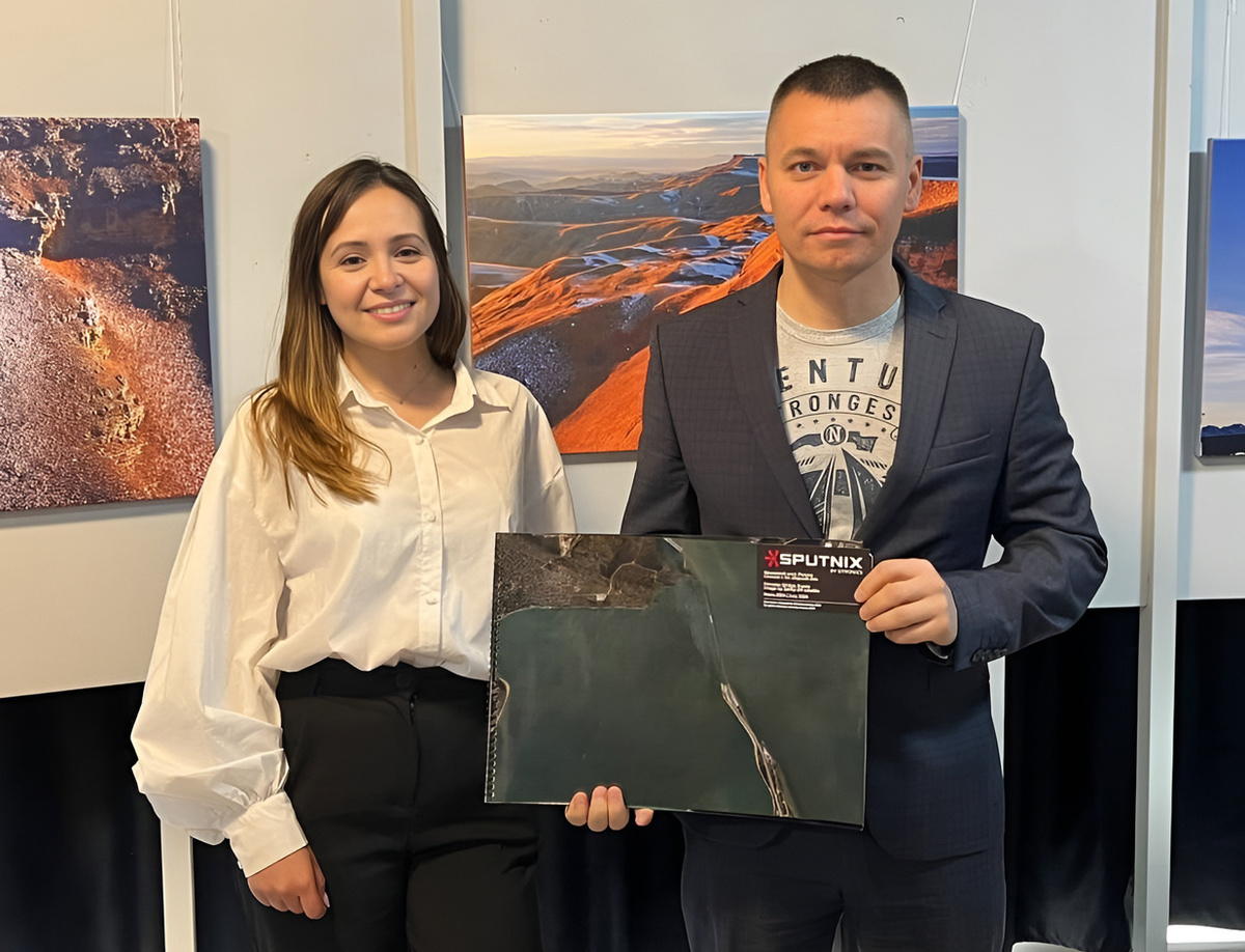 Заместителю министра цифрового развития, связи и массовых коммуникаций РФ Андрею Заренину, посетившему на форуме мастер-класс по конструированию спутников, организованный компанией «Спутникс», был подарен альбом-сборник спутниковых снимков городов России - яркий пример возможностей современных технологий