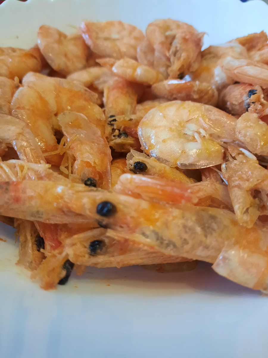  
Хочу поделиться очень простым, быстрым и в то же время очень вкусным рецептом! 
🦐Жареные креветки готовятся за 5 минут, а съедаются ещё быстрее!
Ингредиенты: креветки, соль, растительное масло. 
Креветки промываем под проточной водой, засыпаем на сковородку с разогретым маслом и солим. Жарим до полного испарения воды и золотистой корочки - это займёт около 5 минут. Можно добавить в креветки перец, итальянские травы любые приправы, по вашему вкусу. 
Я добавлять не стала, так как дети не любят острое. 🌞 
Немного труда и блюдо готово! Приятного аппетита! 😋