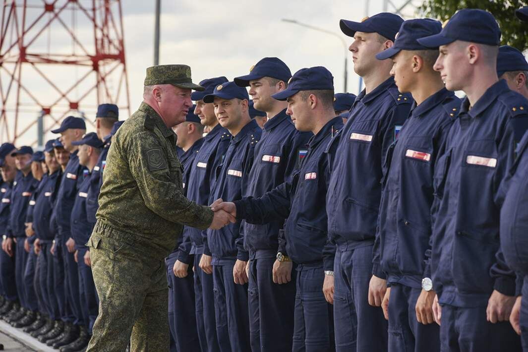 Начальник космодрома Плесецк полковник Николай Башляев поздравляет военнослужащих ВКС РФ с успешным стартом ракеты-носителя среднего класса «Союз-2.1б» 
Фото: РИА Новости/Министерство обороны РФ