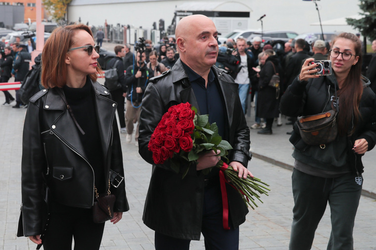 Эстрадный пародист, шоумен, юморист, футбольный эксперт Михаил Грушевский на церемонии прощания с композитором Вячеславом Добрыниным в Москве. Фото: Кузьмиченок Василий /Агентство «Москва»