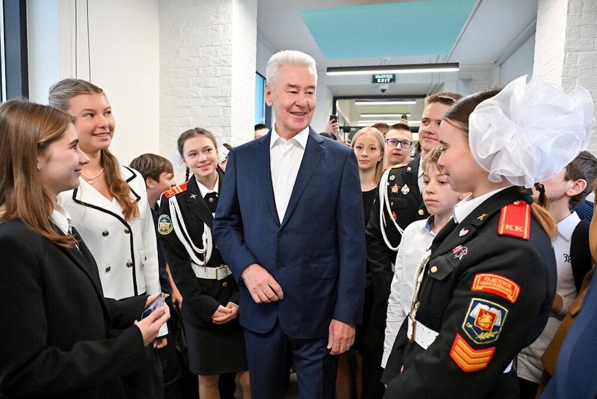    Сергей Собянин накануне Дня учителя посетил обновлённое здание школы №37 в Раменках. Владимир Новиков, пресс-служба мэра и правительства Москвы /Агентство "Москва"