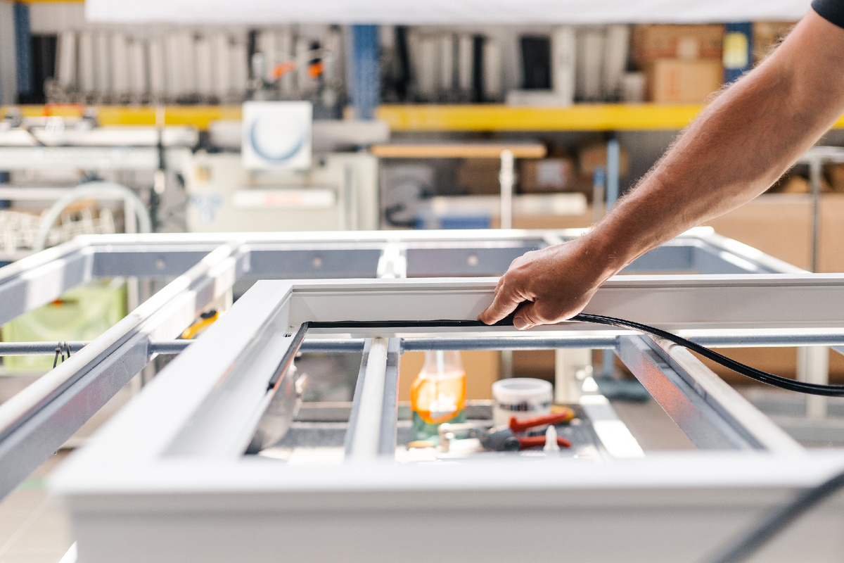 Видите черную уплотнительную ленту? Речь идет именно о ней