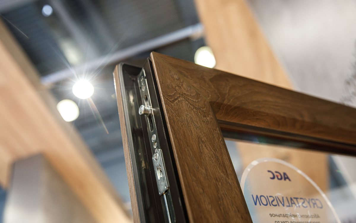 Уплотнители есть как на окнах, так и на дверях