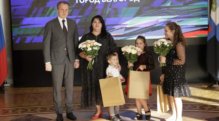 Новые дома для белгородских семей: ключи от квартир вручены переселенцам