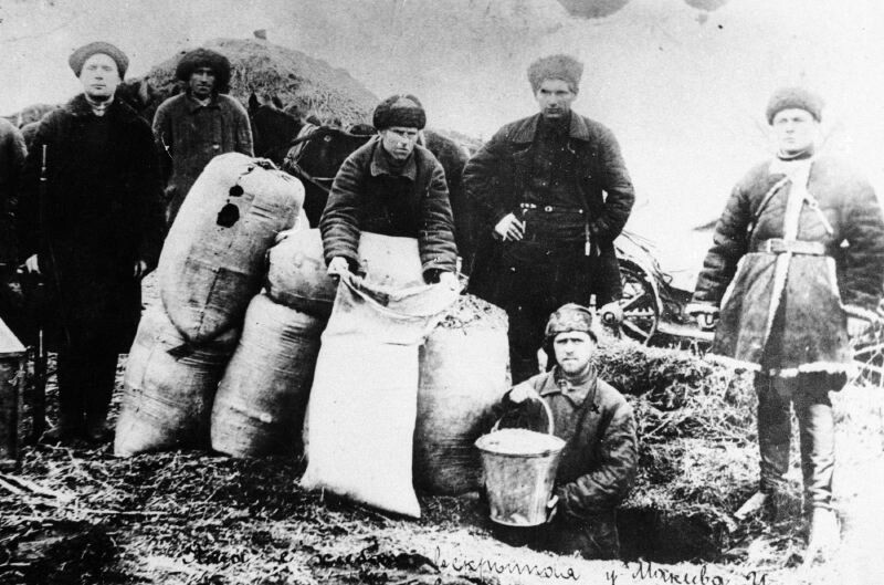 Продразверстка. 1919 год. Изъятие излишков зерна в крестьянском хозяйстве. Фото из открытых источников