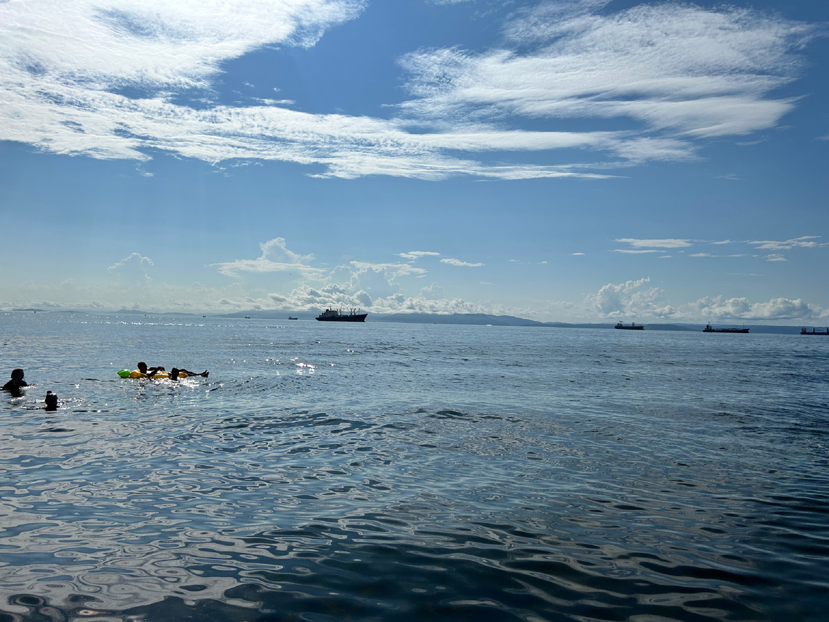 Пляж рядом с маяком