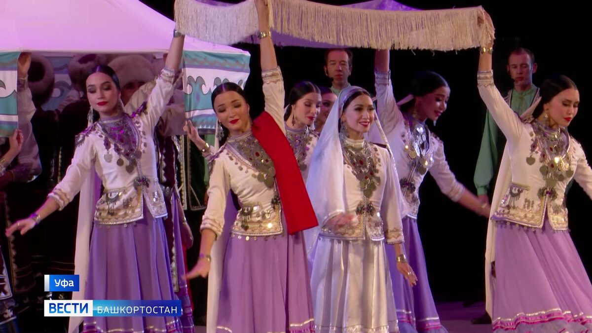    В Уфе на открытии творческого сезона ансамбль «Мирас» представил премьерные номера
