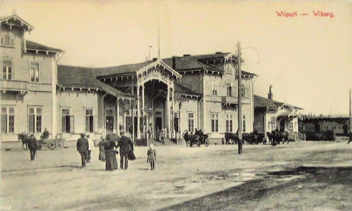 Первое здание выборгского вокзала, деревянное, было построено в 1869 году.