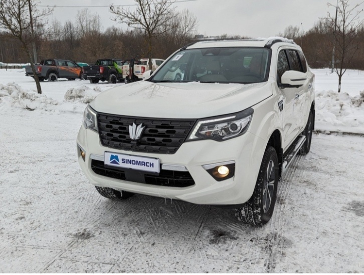 Откроет наш неофициальный рейтинг новичок с запутанной «судьбой». Это будущий рамный внедорожник Oting Paladin. Дело в том, что изначально его российскую премьеру пообещали организовать сразу два китайских бренда: Dongfeng и Sinomach. Но в итоге машина дебютировала в качестве модели Oting от Sinomach Automobile.Чисто технически Paladin является переосмысленным Nissan Terra. Его размеры составляют 4882 x 1850 x 1875 мм при колесной базе 2850 мм. По своим габаритным параметрам автомобиль совсем немного уступает рамному Tank 500. Известно, что у нас его предложат исключительно в 5-местном исполнении.Под капотом внедорожника расположен безальтернативный 2-литровый силовой агрегат Mitsubishi (4K31TD), который развивает 228 л.с. при 360 Нм. А в качестве трансмиссии предложат 8-ступенчатый «автомат» ZF с приводом на заднюю ось или с классической системой полного привода Part-Time.Старт российских продаж «Паладина» запланирован на середину января. При этом уже озвучены его цены. Так, моноприводный автомобиль оценили в 3,8 млн рублей. А стоимость полноприводных комплектаций составит от 4,25 до 4,5 млн рублей.