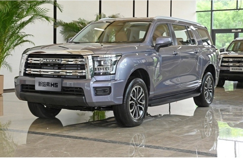 Вторым и одновременно последним рамным внедорожником в списке оказалась новинка от бренда Haval под «родным» индексом H5. О предстоящем дебюте данного автомобиля рассказали на закрытой конференции для дилеров марки. Но, как это обычно бывает, официальные слайды с того мероприятия благополучно утекли в Сеть и стали общедоступны.Новый Haval H5 создан на основе пикапа GWM King Kong Poer и обладает внушительными размерами кузова: 5190 х 1905 х 1835 мм при колёсной базе 3140 мм. При этом его салон будет только пятиместным. Привод у внедорожника — исключительно полный, по типу Part-time. Его передняя ось активируется принудительно, как на некоторых комплектациях Tank 300. Под капотом новинки расположатся два вида ДВС. Это 2-литровые силовые агрегаты: дизельный на 150 л.с. и бензиновый на 190 л.с. Коробка передач – классический гидротрансформатор на 8 ступеней.Старт производства Haval H5 на заводе под Тулой запланирован на май. А его рыночный дебют ожидается в августе по цене от 3,5 до 4 млн рублей.
