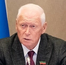 — 88% бюджетных расходов на 2025 год и плановый период 2026—2027 годов имеют социальную направленность, — подчеркнул, представляя сегодня на заседании Комитета Госсовета РТ по бюджету, налогам и финансам законопроект о бюджете Татарстана, его глава Леонид Якунин. — Важно отметить ключевые важные стороны рассматриваемого законопроекта, в частности рост валового регионального продукта как итог финансово-хозяйственной деятельности, который планируется с солидным увеличением и составит, по данным Министерства экономики, более 5 триллионов рублей.