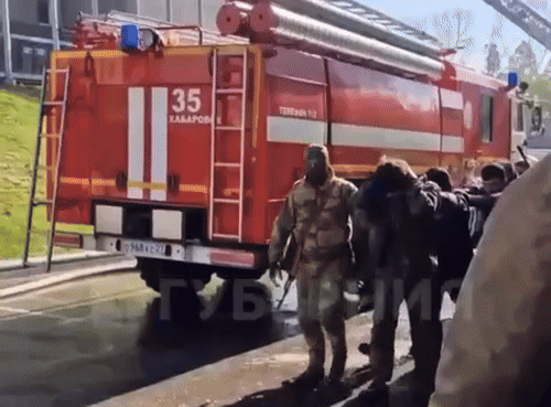    Восьмерых мигрантов выводил с пожарища СОБР. Видео с ТГ-канала "Царьград ТВ"