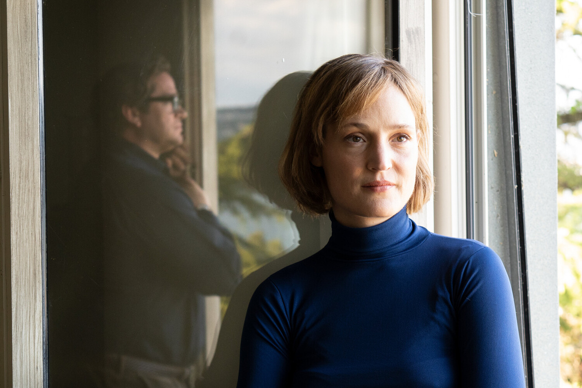 Ингеборг Бахман (Вики Крипс). У окна на заднем плане - Макс Фриш (Рональд Церфельд).