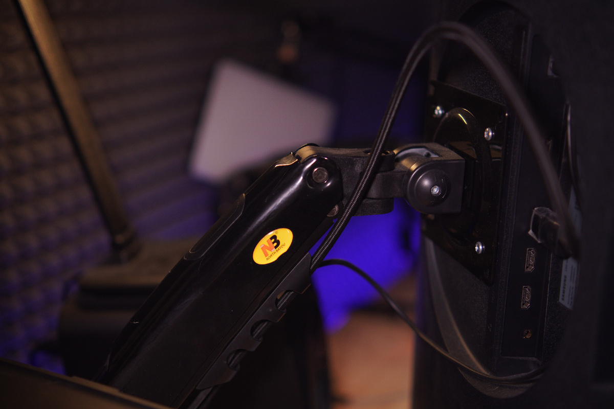 Мониторы стоят на кронштейнах