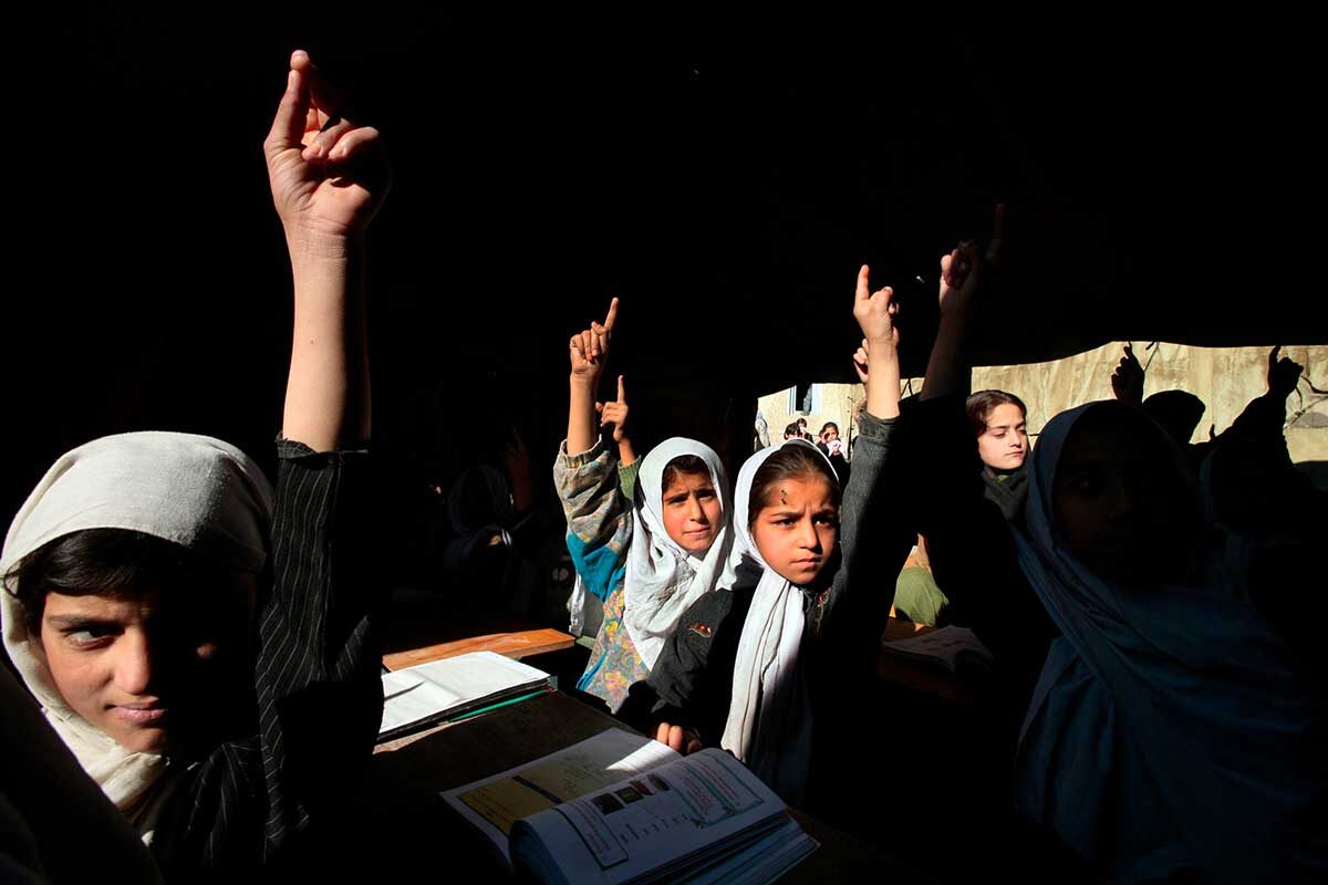 Paula Bronstein / Getty Images📷Девочки во время урока английского языка в средней школе Биби Махру в Кабуле. 2006 год. В 2021 году движение «Талибан» (запрещенная в России террористическая организация) запретило девочкам посещать среднюю школу