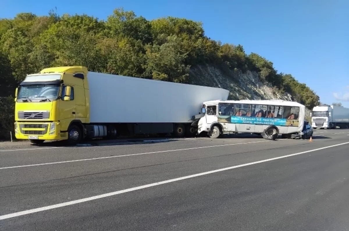    На трассе Джубга - Сочи водитель вахтового автобуса спровоцировал ДТП