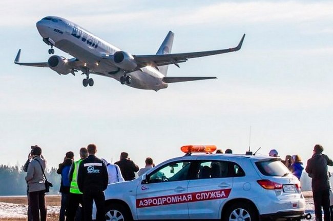    Аэропорт Сургута самолет