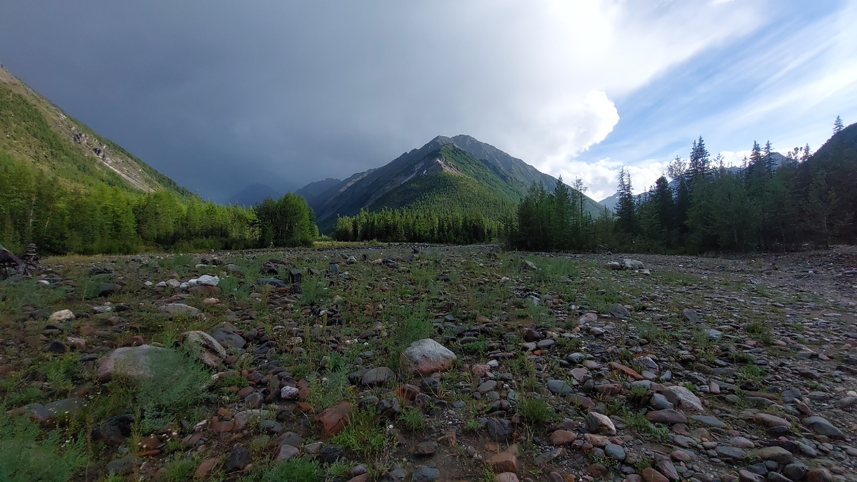  Над р. Правый Шумак поливает дождём, над р. Шумаком светит яркое солнце 