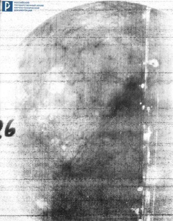 Снимок обратной стороны Луны, сделанный автоматической межпланетной станцией «Луна-3». Видны моря – Волн, Краевое, Москвы, Гумбольдта. 7 октября 1959 г. РГАНТД. Арх. № 6-2.