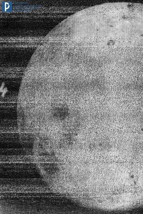 Снимок обратной стороны Луны, полученный с борта автоматической межпланетной станции «Луна-3». Видны моря – Плодородия, Кризисов, Волн; кратеры – Жолио-Кюри, Ломоносов. 7 октября 1959 г. РГАНТД. Арх. № 6-18.