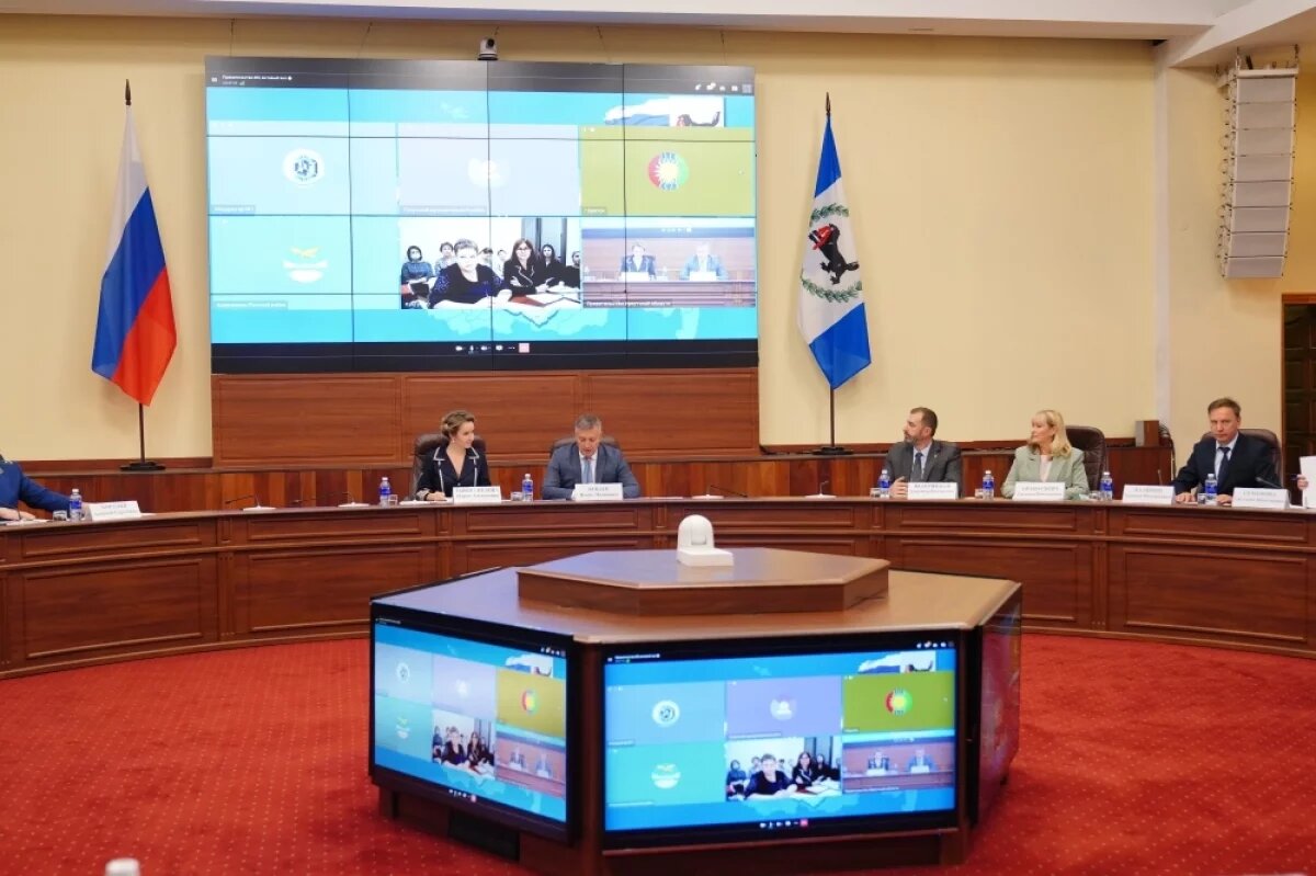    Спикер ЗС участвовал в обсуждении профилактики социального сиротства