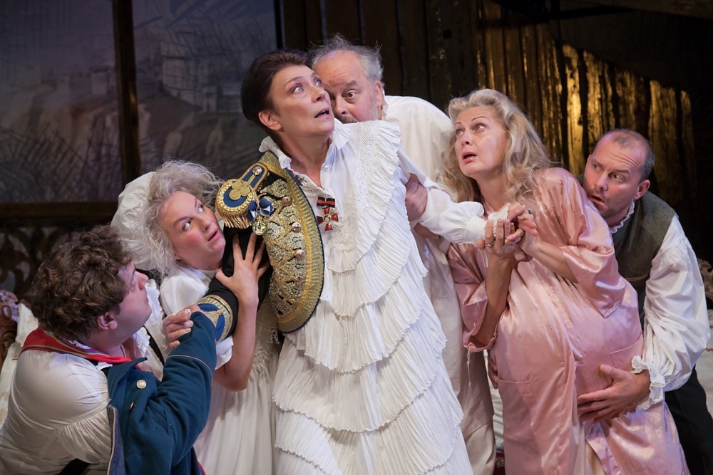    В этом комедийном спектакле есть все - изобретательность режиссуры, хитроумные придумки художников, хорошие актеры. Кроме смеха. / Дмитрий Хованский