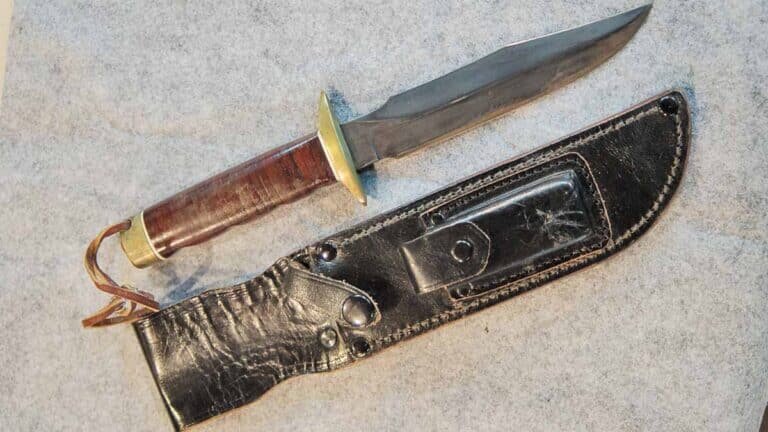 Компания SOG Specialty Knives factory, основанная Спенсером Фрейзером в середине 1980-х годов, производит одноименные ножи. Оригинальные ножи SOG были выпущены в ограниченном количестве во время войны во Вьетнаме. Как отметил Фрэнк Трзаска, они предназначались для «секретной исследовательской группы» (SOG), состоящей из «Зеленых беретов», которые участвовали в разведке на передовой.
