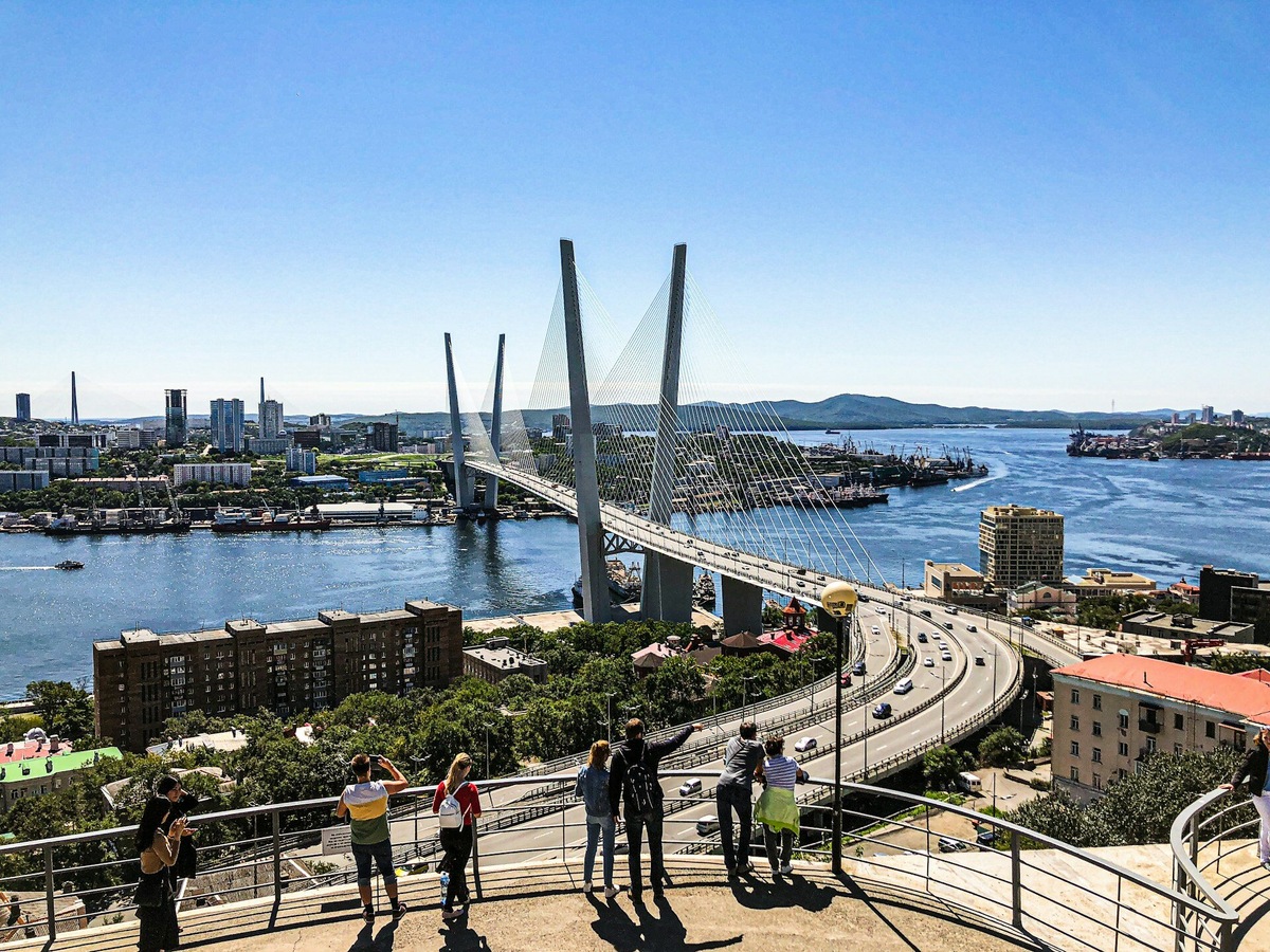 Золотой мост проходит через бухту Золотой Рог. Фото: Sung Shin / Unsplash
