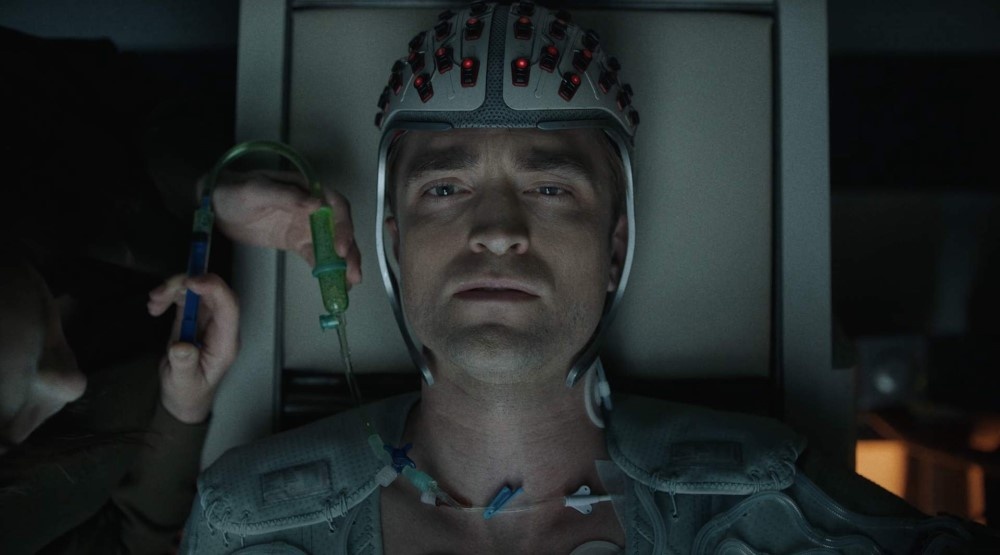     Кадр из фильма «Мики 17» (2025)