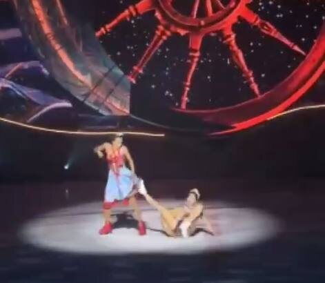    Алина Загитова упала на лед. Фото: скрин