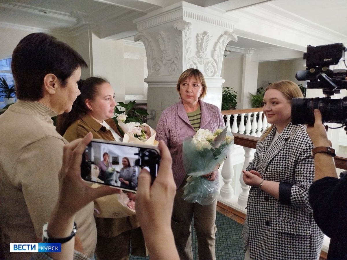    Курские учителя продолжают принимать поздравления с наступающим праздником