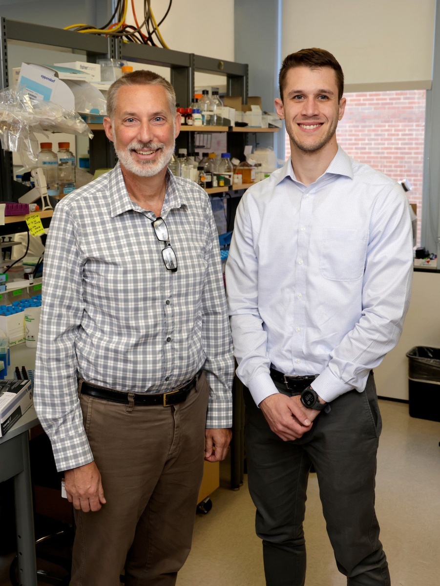 Доктор философии Джеффри Ратмелл (слева) и Даррен Хайнцман определили молекулярные события реакции Т-клеток на повышенные температуры. Фото Донна Джонса.