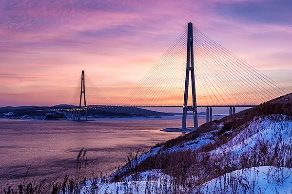 Источник: https://img.freepik.com/premium-photo/winter-sunset-view-long-cable-stayed-bridge-vladivostok_160696-597.jpg?w=996