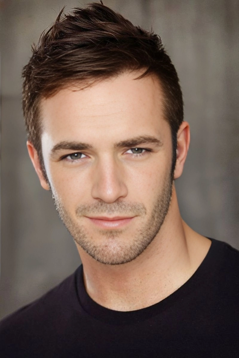 Внешне он был похож на Люка Перри.