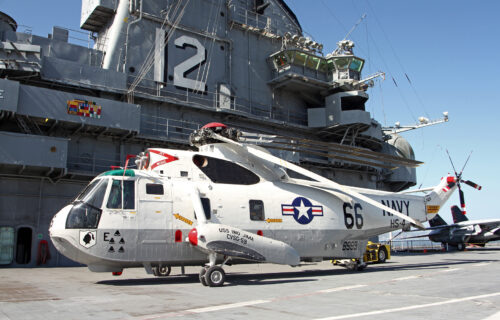 Вертолет Sea King с номером "66" на борту авианосца-музея USS Hornet (источник https://uss-hornet.org)
