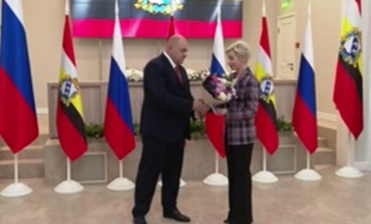    Алексей Смирнов вручил лучшим учителям Курской области награды Министерства просвещения РФ