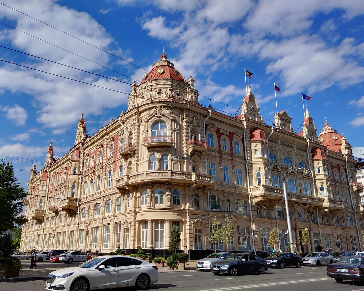 Дума со стороны парка Горького