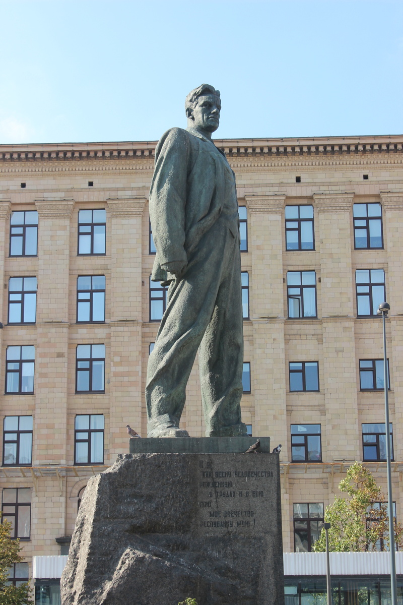 Памятник Владимиру Маяковскому на Триумфальной площади (фото: Вячеслав Михеев)
