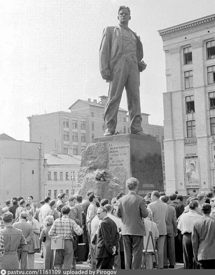 Открытие памятника В.Маяковскому 28.07.1958г. (фото с сайта pastvu.com)