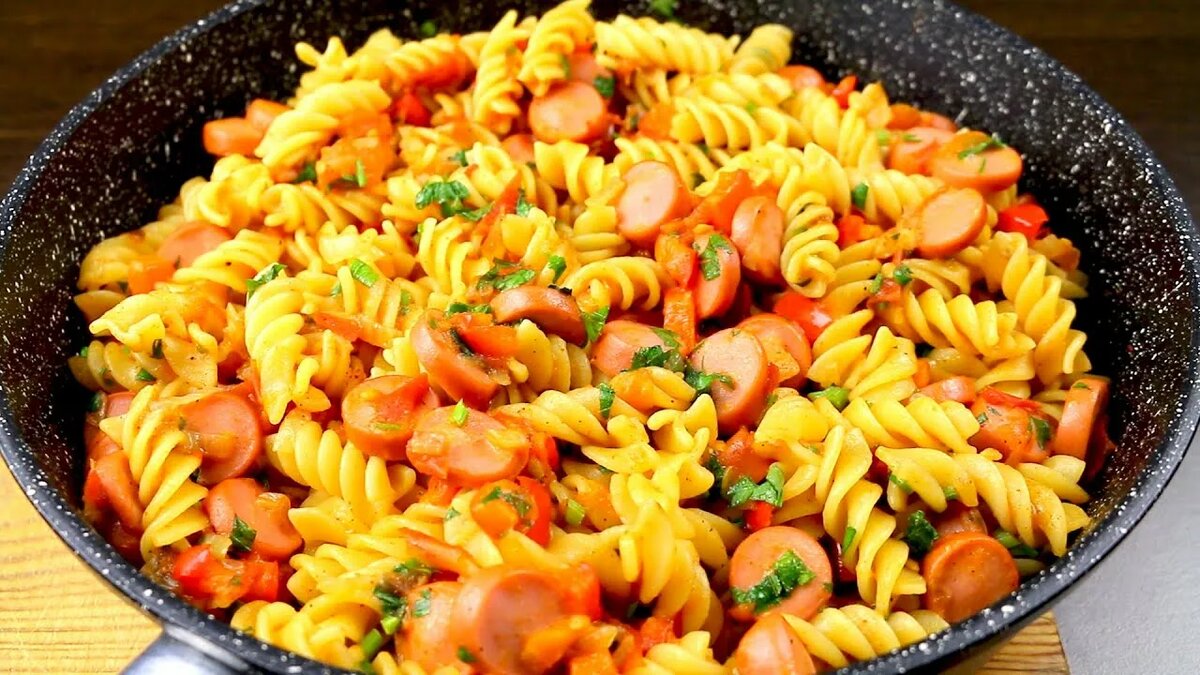 Макароны с сардельками на сковороде