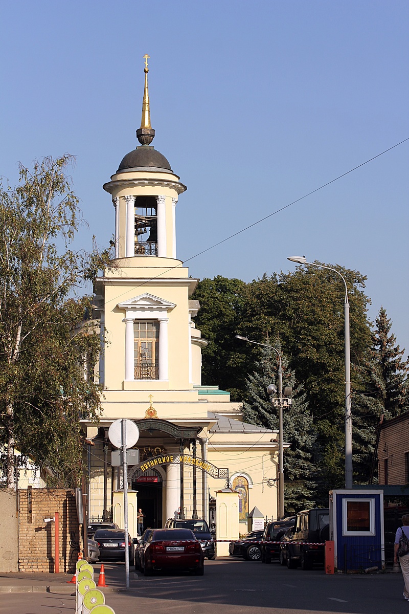 Вход на кладбище и Троицкая церковь